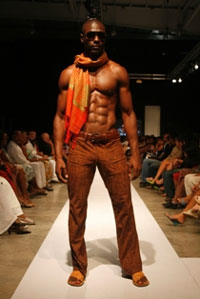 Urban Masculine Look: Low-rise brown patterned pants in a leathery suede fabric